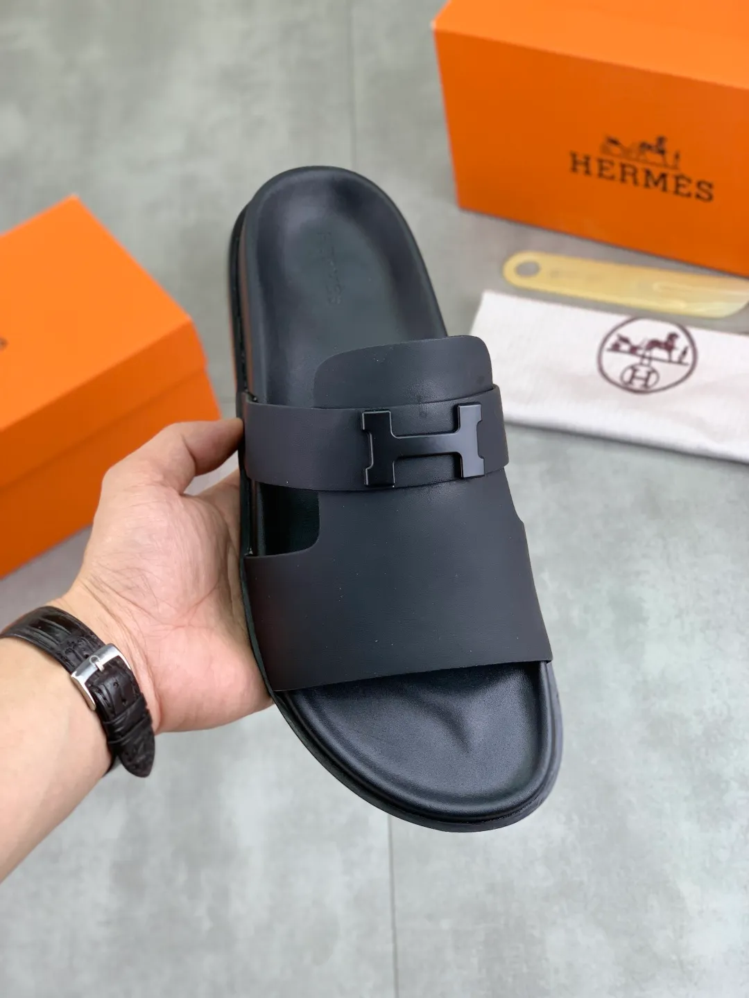 Men's shoes 💰P440 New [HERMES] high-end quality new Hermès slippers, made of imported silk calfskin, wear-resistant and non-slip rubber outsole. Fashionable and elegant code number: 39-44 (38 45 46 customized)